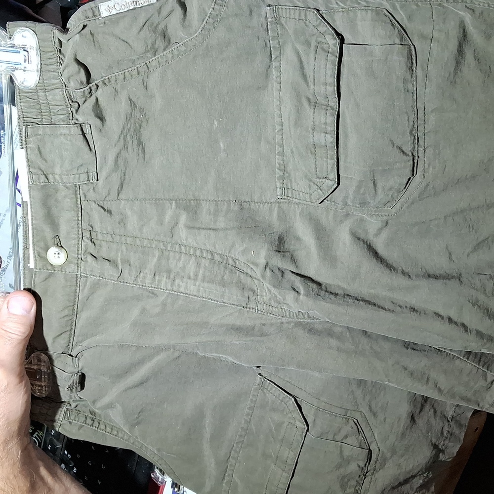 Columbia woman size 4 army green cargo shorts